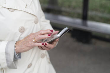 Hände einer Frau mit Mobiltelefon - JOHF08014