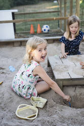 Mädchen spielen im Sandkasten - JOHF08027