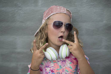 Portrait of girl with headphones - JOHF08040