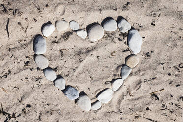 Herz aus Steinen auf Sand - JOHF08055