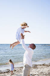 Vater spielt mit Tochter am Strand - JOHF08058