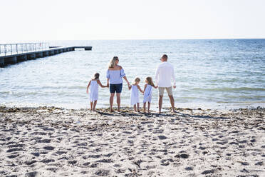 Family on beach - JOHF08066