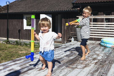 Kinder spielen mit Wasserpistole - JOHF08073