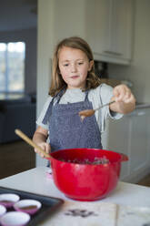 Mädchen macht Cupcakes - JOHF08077