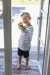 Boy playing with water gun - JOHF08082