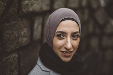 Lächelnde Frau mit Hidschab - JOHF08175