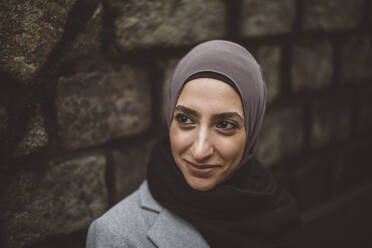 Lächelnde Frau mit Hidschab - JOHF08176