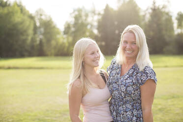 Mother with teenage daughter - JOHF08192