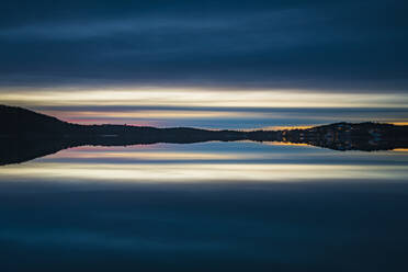 Hügel bei Sonnenuntergang mit Spiegelung im See - JOHF08206