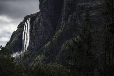 Landschaft mit Wasserfall - JOHF08211