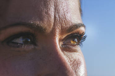 Porträt einer jungen Frau mit grünen Augen, die den Horizont auf einem - CAVF74684