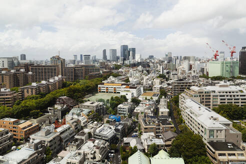 Blick auf das Stadtbild von Fukuoka von einer Dachterrasse aus. - MINF13706