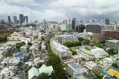 Blick auf das Stadtbild von Fukuoka von einer Dachterrasse aus. - MINF13707