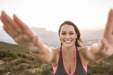 Porträt eines glücklichen Plus-Size-Models beim Sport auf dem Lande bei Sonnenuntergang - SDAHF00205