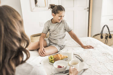 Mutter und Tochter beim gemeinsamen Frühstück im Bett - SDAHF00224