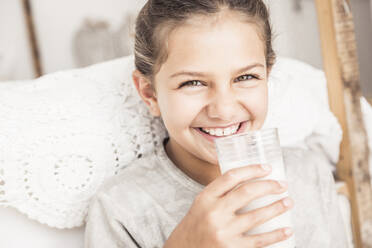 Porträt eines glücklichen Mädchens, das ein Glas Milch trinkt - SDAHF00227
