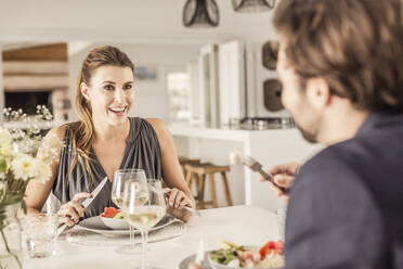 Porträt einer jungen Frau beim Abendessen mit ihrem Freund - SDAHF00299