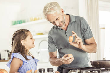 Vater macht Spiegelei für Tochter zu Hause - SDAHF00317