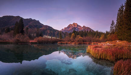 Slowenien, Kranjska Gora, Blick auf den Zelenci-See in der Abenddämmerung - HAMF00574