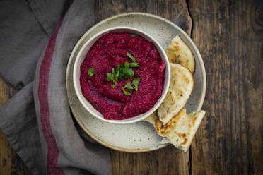 Schale mit veganem Rote-Bete-Hummus und Fladenbrot - LVF08618