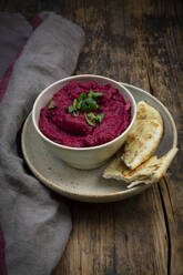 Schale mit veganem Rote-Bete-Hummus und Fladenbrot - LVF08619