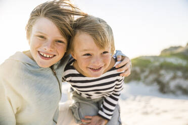 Porträt von zwei glücklichen Jungen am Strand - SDAHF00357