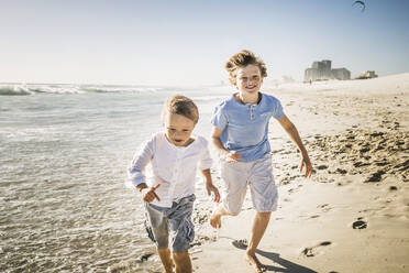 Two brother running on the beach - SDAHF00392