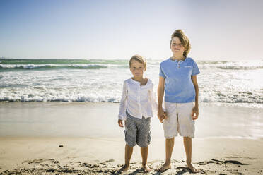 Zwei Brüder stehen am Strand, Hand in Hand - SDAHF00393