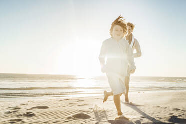 Vater hat Spaß mit seinem Sohn am Strand, läuft im Sand - SDAHF00405