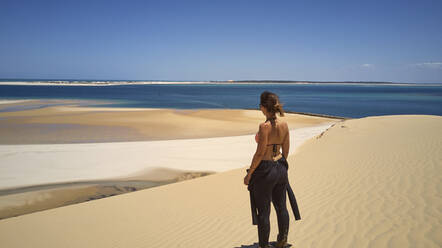 Mosambik, Bazaruto-Archipel, Frau im Tauchanzug in den Dünen von Bazaruto und im Indischen Ozean - VEGF01590