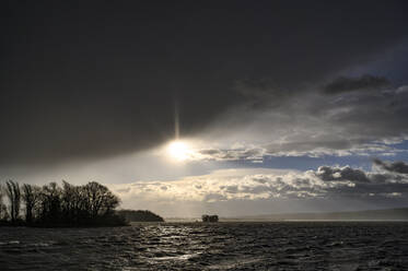 Deutschland, Baden-Württemberg, Graue Gewitterwolken über dem Bodensee bei Sonnenuntergang - ELF02131