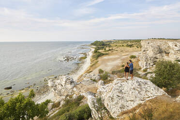 Paar mit Blick aufs Meer - JOHF08268