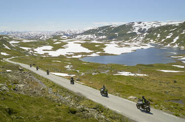 Menschen auf Motorrädern in bergiger Landschaft - JOHF08270