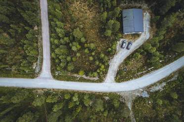 Luftaufnahme eines Hauses im Wald - JOHF08291