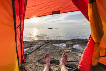 Mann im Zelt am Meer - JOHF08301