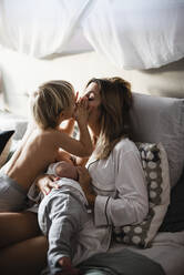 Mother with kids on bed - JOHF08360