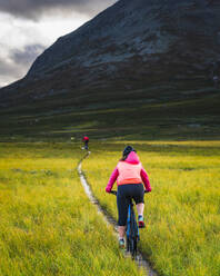 Woman cycling - JOHF08371