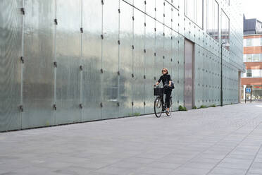 Frau beim Radfahren - JOHF08391