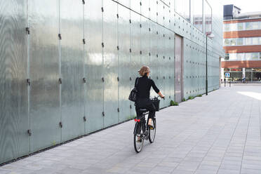 Woman cycling - JOHF08392