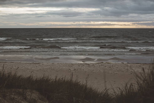 Meer und Strand bei Sonnenuntergang - JOHF08426