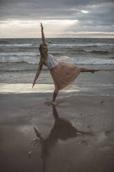 Junge Frau tanzt am Strand - JOHF08427