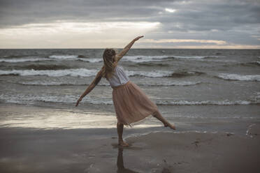 Junge Frau tanzt am Strand - JOHF08428