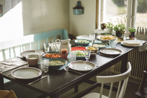 Esstisch für das Mittagessen vorbereitet - JOHF08447