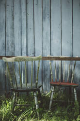 Zwei alte Holzstühle vor einer Scheune - JOHF08451