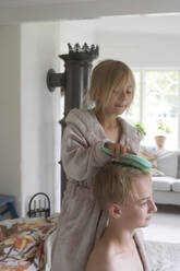 Mädchen bürstet Jungen die Haare - JOHF08513