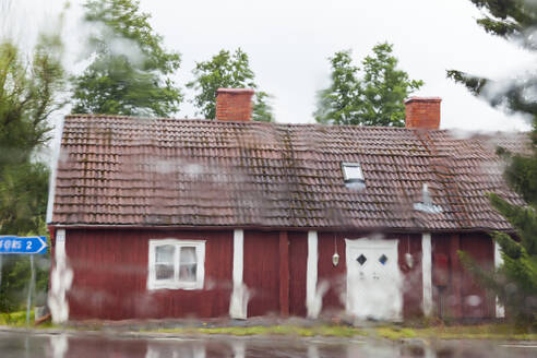 Holzhaus am Regentag - JOHF08533