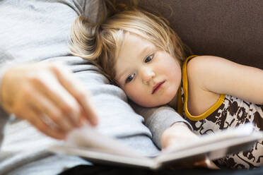 Tochter mit Vater beim Lesen eines Buches - JOHF08542