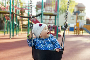 Baby auf der Schaukel - JOHF08544