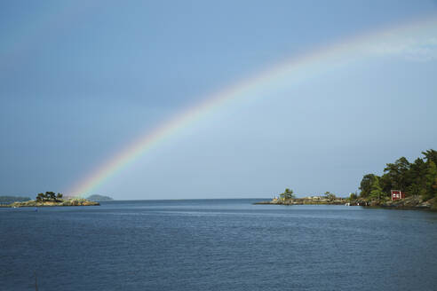 Regenbogen über dem Meer - JOHF08590