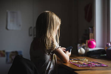 Mädchen sitzt am Schreibtisch - JOHF08642